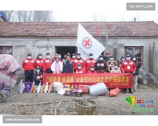 芝加哥大学队员摔倒瞬间,对手伸手扶起暖场